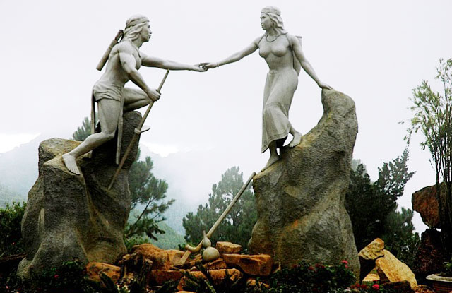 Statue in honor of K'lang and Ho Biang